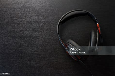 Headphone Di Meja Hitam Atau Latar Belakang Berbaring Datar Tampilan