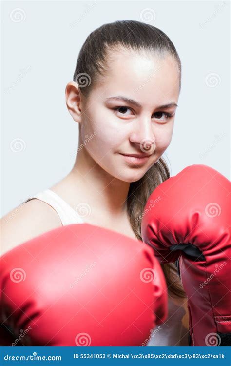 Chica Joven Hermosa En Guantes De Boxeo Rojos Imagen De Archivo