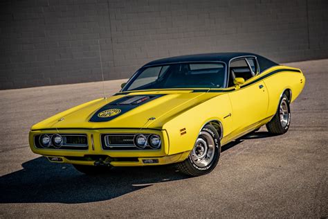 1971 Dodge Charger Super Bee Hides Iconic 426 Hemi V8 Under Its Citron