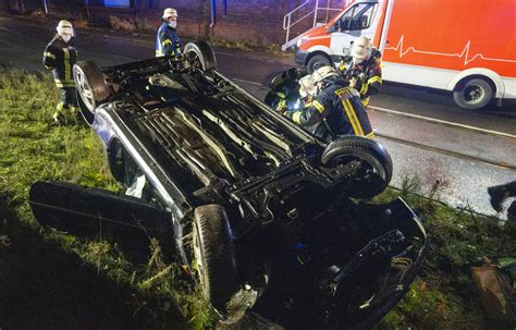 Unfall In Rheinberg Auto Berschl Gt Sich Mann Wird Schwer Verletzt