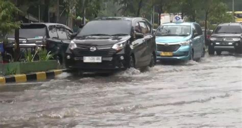 Usai Diguyur Hujan Lebat Jalan Tanjung Duren Terendam Banjir Okezone