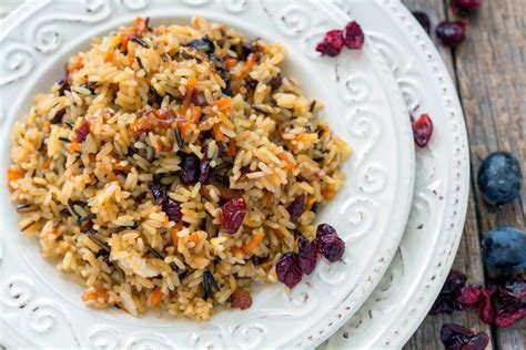 Arroz cremoso amêndoas nozes e passas é perfeito para o Natal