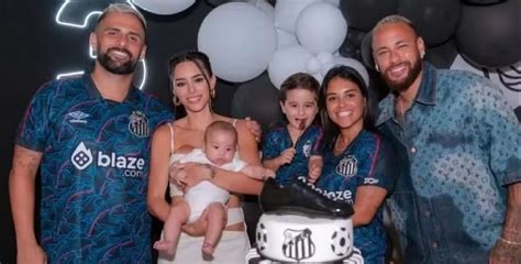 Neymar E Bruna Biancardi S O Flagrados Juntos Mavie Em Festa De