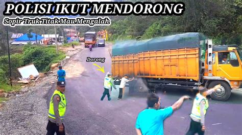 Polisi Ikut Mendorong Sopir Truk Memilih Untuk Tetap Berjuang Di