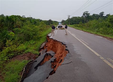 Abertura De Cratera Na Lateral Da Pista Trecho Da Br