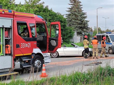 Kompletnie pijany policjant rozbił dwie osobówki Jego sportowy