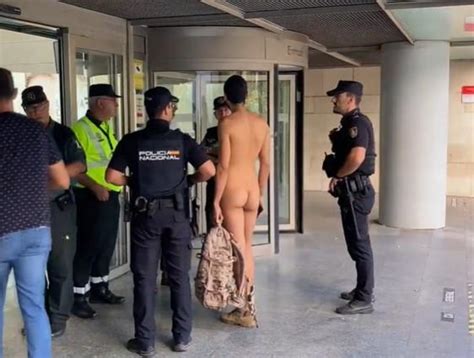 Un Hombre Se Presenta Desnudo En Los Juzgados Para Asistir A Un Juicio