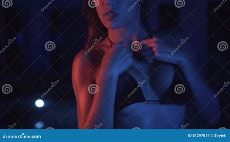 Sexy Frau Im Bikini Am Swimmingpool In Der Abendzeit Stock Footage Video Von Attraktiv