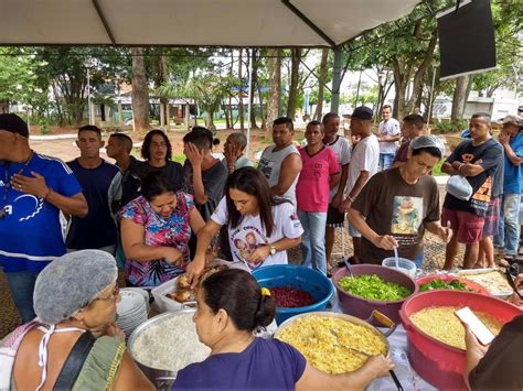 Grupo de voluntários distribui 400 marmitas por semana a pessoas