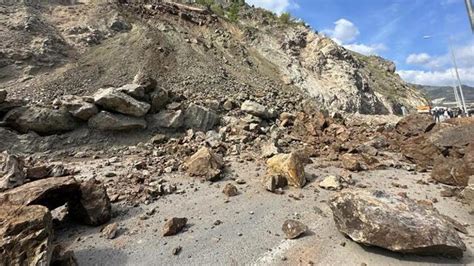 Artvin de heyelan Yamaçtan kopan kayalar kara yoluna düştü Son