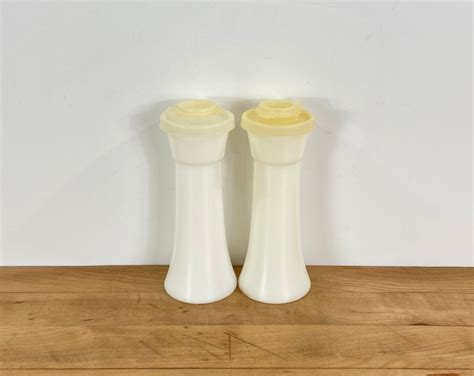 Tupperware 6 Hourglass Shape White Plastic Salt And Pepper Shakers 718