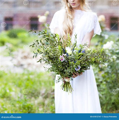 Ramo Hermoso De La Boda En Las Manos De La Novia Imagen De Archivo