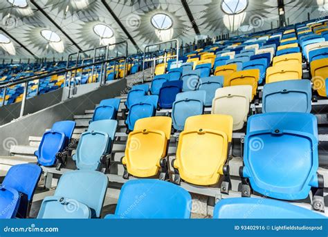 Sedili Dello Stadio E Scale Gialli E Blu Dello Stadio Fotografia Stock