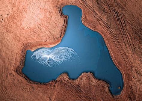 Un Lago De Agua En El Planeta Rojo Marte Foto Premium