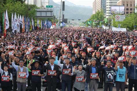 Labor unionists hold large rallies in downtown Seoul