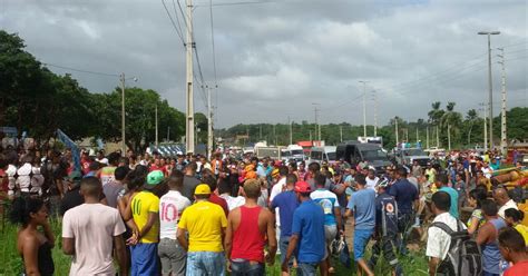 G1 Duas pessoas morrem esmagadas após caminhão tombar na BR 135