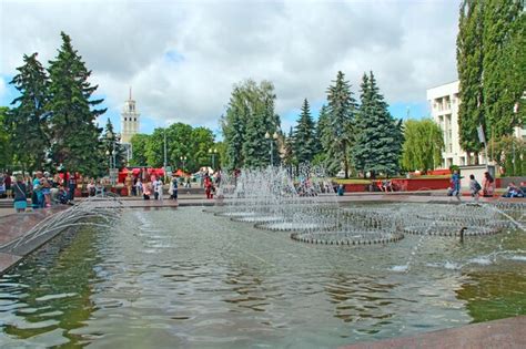 Premium Photo People Have A Rest In Gomel City Park With Fountains