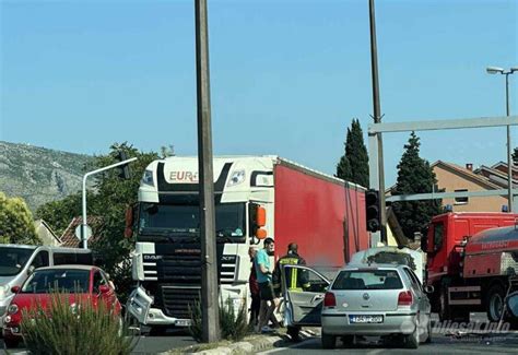 Prometna Na Mostarskom Bulevaru Leper Udario U Automobil Bljesak