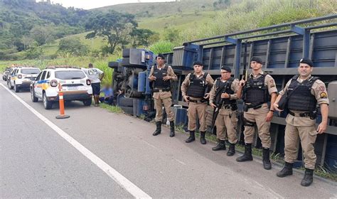 Carreta tomba em Leopoldina carga avaliada em R 3 milhões