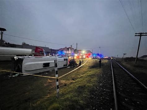 UPDATE Un autocar cu 30 români s a ciocnit de o cisternă 15 victime