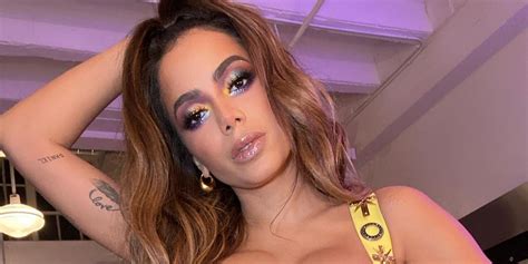 Anitta protagoniza beijo triplo e esquenta gravações de reality