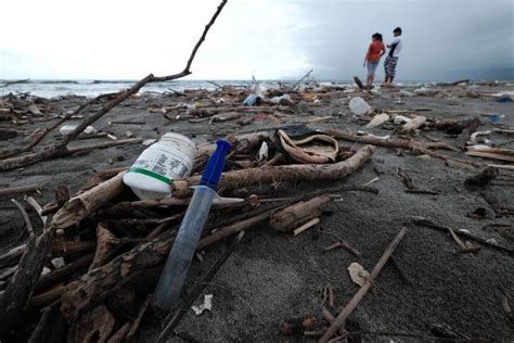 Imágenes del desastre basura de Guatemala vuelve a afectar playas de Omoa