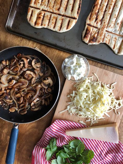 Grilled Caramelized Onion And Mushroom Pizza How To Eat