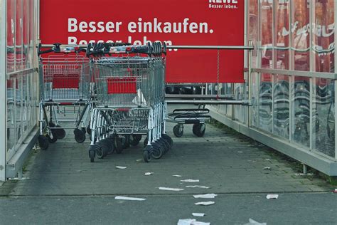 Rewe Goslar 2 Männer sitzen im Auto sie sind kaum noch ansprechbar