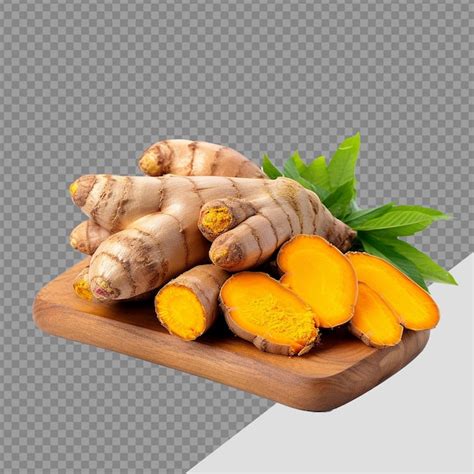 Свежая куркума лежит на деревянной доске, изолированной на прозрачном ...