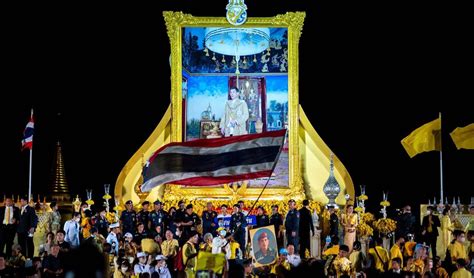 Foto Melihat Raja Terkaya Di Dunia Rayakan Ulang Tahun Duduk Di