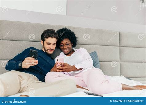 Beaux Jeunes Couples Affectueux Se Situant Dans Le Lit Et Faisant Le