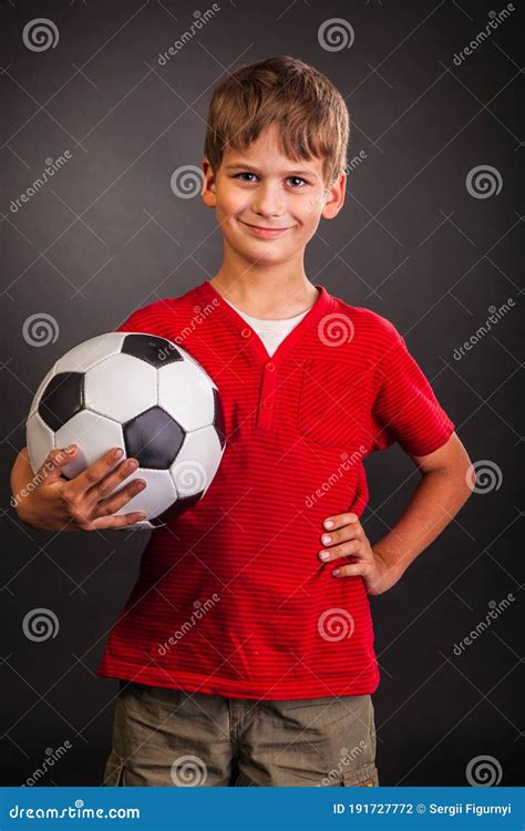 Netter Junge H Lt Einen Fu Ballball Fu Ball Stockfoto Bild Von Leute