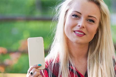 La Fille Blonde Et La Victoire Se Connectent Sa Main Photo stock Image du blond détermination