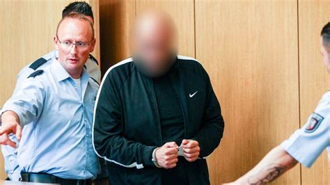 Ehefrau mit Dutzenden Messerstichen getötet Lebenslange Haft