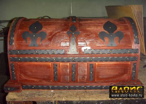 Кованые сундуки. Сундуки с кованой отделкой под старину фото