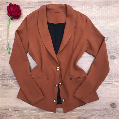 BLAZER ALFAIATARIA ALONGADO BOTÕES CARAMELO Dondoca Moda Feminina