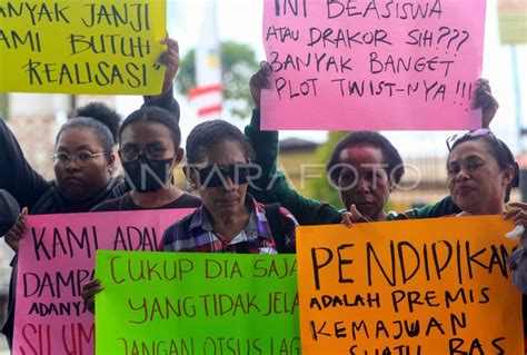 Unjuk Rasa Keterlambatan Beasiswa Otonomi Khusus Papua ANTARA Foto