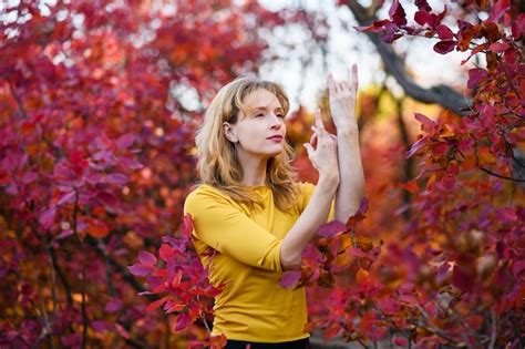 Retrato De Mulher De Meia Idade Medita E Relaxa Na Floresta Vermelha De