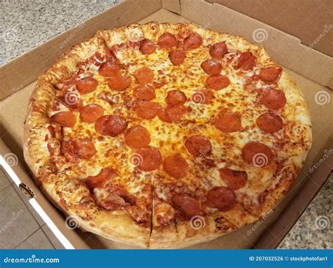 Пицца Pepperoni в картонной коробке на прилавке Стоковое Фото ...