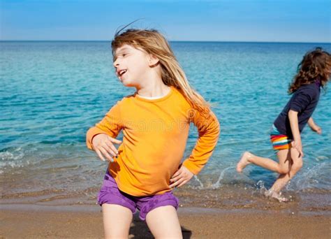Danse Blonde De Fille De Gosse Au Passage De Plage Et D Ami Image Stock Image Du Blonde