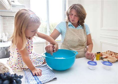 Cuisson De Petite Fille Avec Sa Grand mère à La Maison Image stock