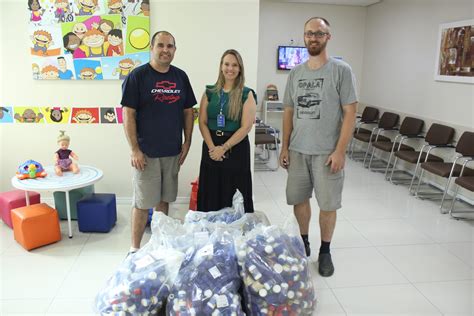 JA Spohr doa tampas plásticas para o Projeto Bem na Tampa do HSC