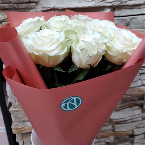 Букет из 7 белых роз 70 см (Эквадор) купить в Санкт-Петербурге ...