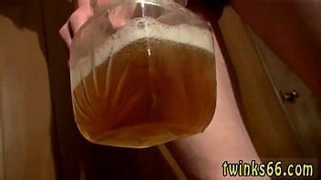 Un homme gay pissant dans la bouche d un homme gay Il tripote taquine se déshabille et