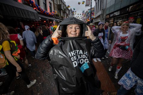 Carnavalsvierders Trotseren Wind En Regen Voor Hét Feest Van Het Jaar