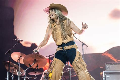 Lainey Wilson Glowing In Sexy Bikini Following Weight Loss Journey