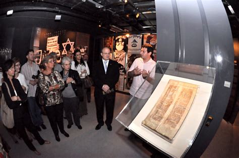 Reitor Visita Museu Do Holocausto De Curitiba Universidade Federal Do