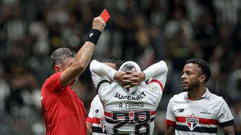 Atlético MG vence São Paulo gol polêmico de barriga e alivia crise