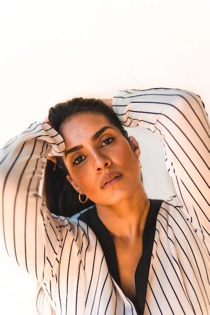 Chica Morena Latina De Pelo Lacio En Un Traje Blanco Y Rayas Negras Foto Gratis