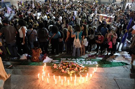 Manifestantes Protestam Na Cinel Ndia Contra Pl Que Equipara Aborto A